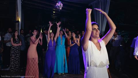 Noiva jogando o buque durante a Festa na Reserva Tambá na praia de Toque Toque Pequeno em São Sebastião após a cerimônia do casamento na Praia'