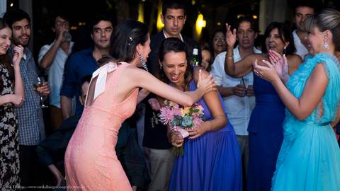 Madrinha pegou o buquê  durante a Festa na Reserva Tambá na praia de Toque Toque Pequeno em São Sebastião após a cerimônia do casamento na Praia'