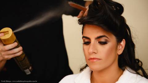 Retrato da noiva pronta ao final do making of antes de ir para a cerimônia do seu casamento na Praia de São Sebastião'