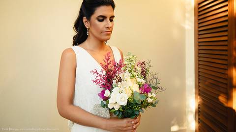 Retrato da noiva pronta ao final do making of antes de ir para a cerimônia do seu casamento na Praia de São Sebastião'