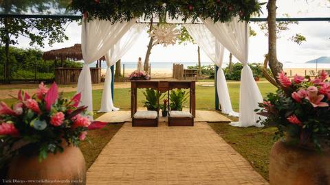 Detalhes da decoração do casamento na Praia e altar onde será feita a cerimônia'