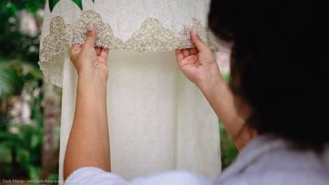 Noiva vendo seu vestido antes da cerimonia na praia'