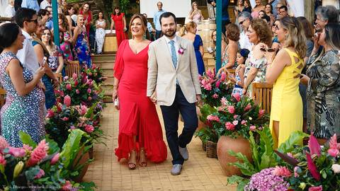 noivo entrando com sua mãe para o casamento na Praia'