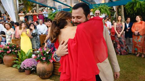 Noivo abraçando sua mãe no Altar no casamento na Praia'