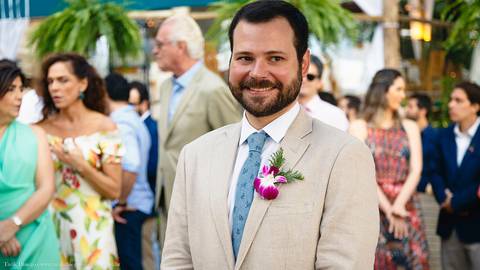 Noivo sorrindo ao ver sua noiva entrando '