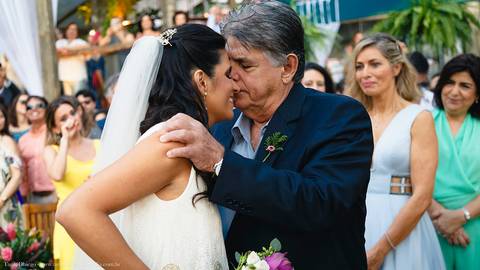Momento de carinho do pai com sua filha que está prestes a se casar na Praia'
