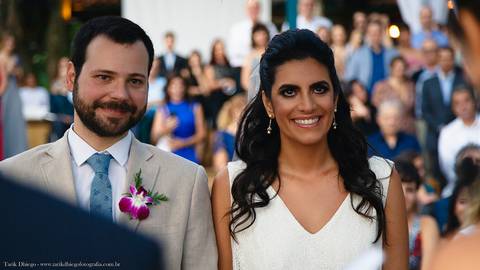 Noivos no altar da praia durante o casamento na praia de são sebastião toque toque pequeno'