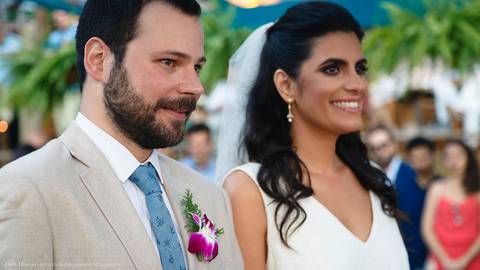 Noivo e Noiva emocionados durante seu casamento na Praia'