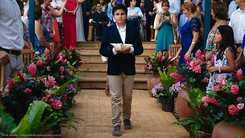 entrada das alianças de casamento na cerimonia na Praia'