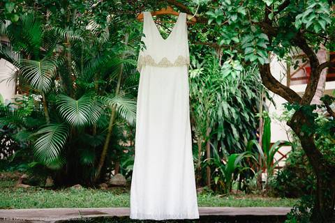 Vestido da Noiva na Pousada para o Casamento na Praia de São Sebastião em Toque Toque Pequeno'