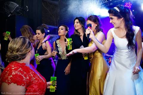 Noiva com as madrinhas cantando e dançando no palco após a cerimônia de casamento no espaço VIP eventos em Jaguariúna interior de São Paulo - Tarik Dhiego Fotografia'