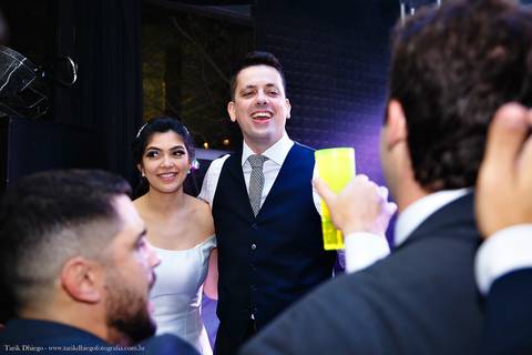 Noivos cantando no palco após a cerimônia de casamento no espaço VIP eventos em Jaguariúna interior de São Paulo - Tarik Dhiego Fotografia'