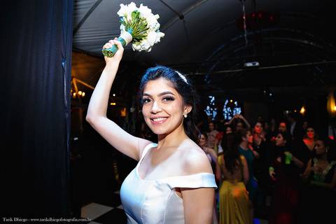 Noiva jogando o Buque para as amigas solteiras após a cerimônia de casamento no espaço VIP eventos em Jaguariúna interior de São Paulo - Tarik Dhiego Fotografia'
