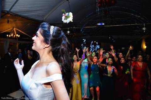 Noiva jogando o Buque para as amigas solteiras  após a cerimônia de casamento no espaço VIP eventos em Jaguariúna interior de São Paulo - Tarik Dhiego Fotografia'