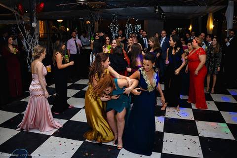 Amigas solteiras disputando o buquê de casamento após a cerimônia de casamento no espaço VIP eventos em Jaguariúna interior de São Paulo - Tarik Dhiego Fotografia'