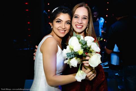 Retrato da Noiva com a amiga que pegou o buquê após a cerimônia de casamento no espaço VIP eventos em Jaguariúna interior de São Paulo - Tarik Dhiego Fotografia'