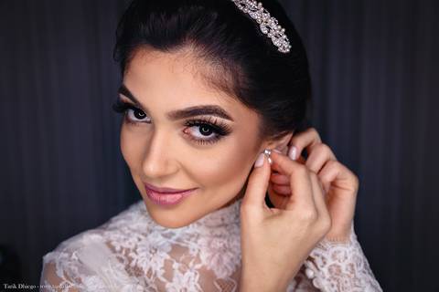 Retrato da Noiva após o Making of da Noiva no dia do casamento no salão Sarah Correa Coiffeur'