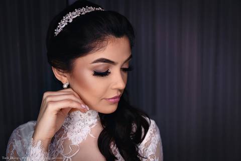 Retrato da Noiva após o Making of da Noiva no dia do casamento no salão Sarah Correa Coiffeur'