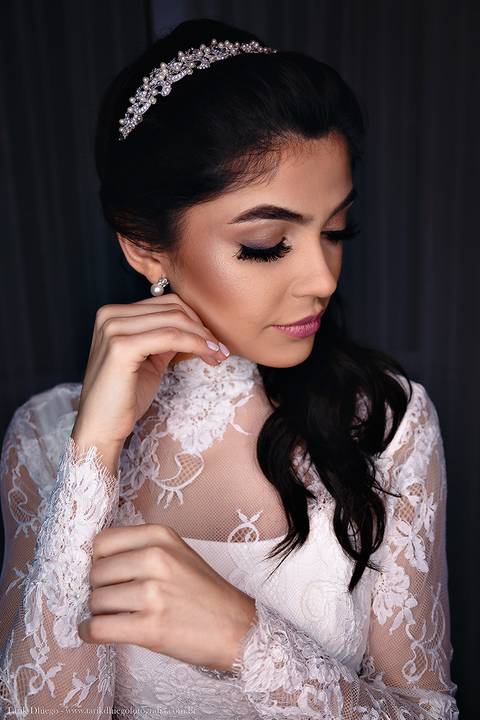 Retrato da Noiva após o Making of da Noiva no dia do casamento no salão Sarah Correa Coiffeur'