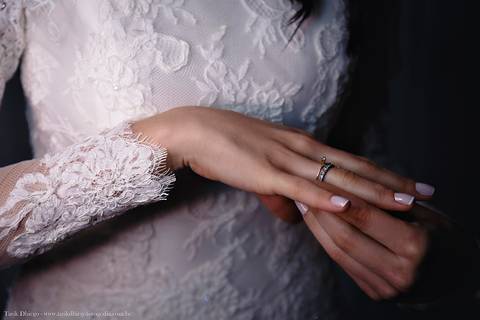 Detalhe do Anel de Noivado da Noiva durante o Making of da Noiva no dia do casamento no salão Sarah Correa Coiffeur'