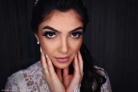 Retrato da Noiva após o Making of da Noiva no dia do casamento no salão Sarah Correa Coiffeur'