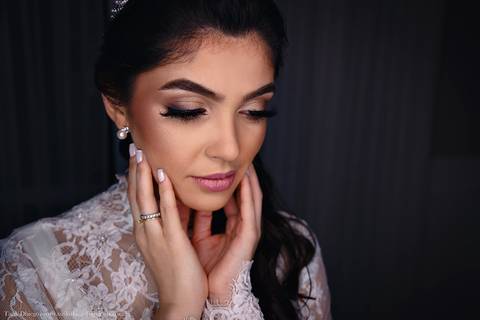 Retrato da Noiva após o Making of da Noiva no dia do casamento no salão Sarah Correa Coiffeur'