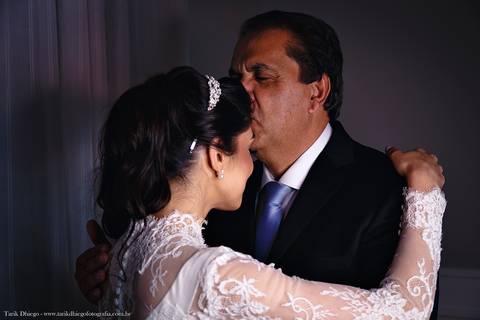 Pai beijando a testa de sua filha durante o Making of da Noiva no dia do casamento no salão Sarah Correa Coiffeur'