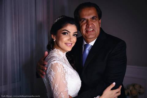 Retrato da Noiva com seu Pai durante o Making of da Noiva no dia do casamento no salão Sarah Correa Coiffeur'