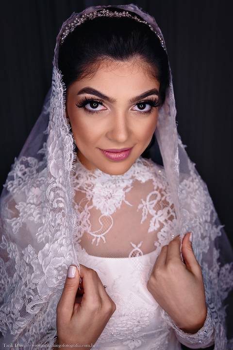 Foto da Noiva Pronta após o Making of da Noiva no dia do casamento no salão Sarah Correa Coiffeur'