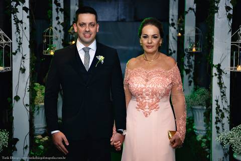 Entrada do Noivo com a sua Mãe durante a cerimônia no espaço VIP eventos em Jaguariúna interior de São Paulo - Tarik Dhiego Fotografia'