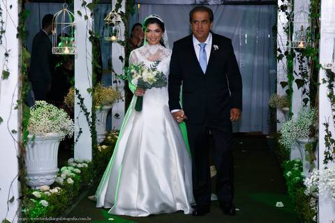 Entrada da Noiva com seu Pai  durante a cerimônia no espaço VIP eventos em Jaguariúna interior de São Paulo - Tarik Dhiego Fotografia'