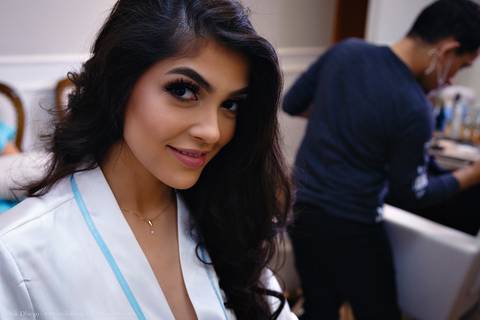 Retrato durante o Making of da Noiva no dia do casamento no salão Sarah Correa Coiffeur'