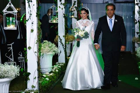 Entrada da Noiva com seu Pai  durante a cerimônia no espaço VIP eventos em Jaguariúna interior de São Paulo - Tarik Dhiego Fotografia'