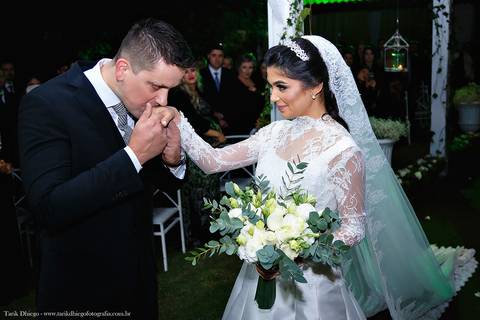 Noivo recebendo sua Noiva com beijo na mão  durante a cerimônia no espaço VIP eventos em Jaguariúna interior de São Paulo - Tarik Dhiego Fotografia'