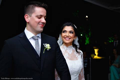 Olhar da Noiva para seu Noivo e futuro marido  durante a cerimônia no espaço VIP eventos em Jaguariúna interior de São Paulo - Tarik Dhiego Fotografia'