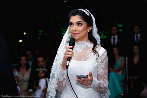 Noiva lendo os Votos para o Noivo durante a cerimônia de casamento no espaço VIP eventos em Jaguariúna interior de São Paulo - Tarik Dhiego Fotografia'