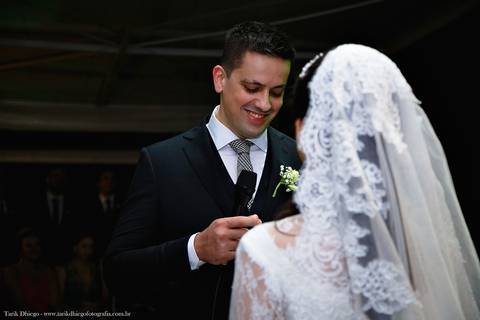 Noivo Lendo os Votos e sorrindo para a noiva durante a cerimônia de casamento no espaço VIP eventos em Jaguariúna interior de São Paulo - Tarik Dhiego Fotografia'