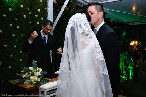 Beijo do Noivo na testa da Noiva no altar durante a cerimônia de casamento no espaço VIP eventos em Jaguariúna interior de São Paulo - Tarik Dhiego Fotografia'