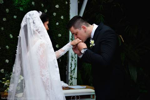 Beijo dos Noivos no altar durante a cerimônia de casamento no espaço VIP eventos em Jaguariúna interior de São Paulo - Tarik Dhiego Fotografia'