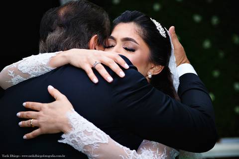 Noiva abraçando seu Pai  durante a cerimônia de casamento no espaço VIP eventos em Jaguariúna interior de São Paulo - Tarik Dhiego Fotografia'