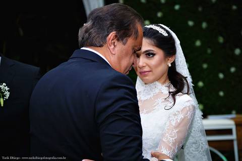 Noiva emocionada após abraças seu Pai  durante a cerimônia de casamento no espaço VIP eventos em Jaguariúna interior de São Paulo - Tarik Dhiego Fotografia'