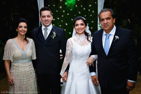 Retrato dos Noivos com os pais da noiva durante a cerimônia de casamento no espaço VIP eventos em Jaguariúna interior de São Paulo - Tarik Dhiego Fotografia'
