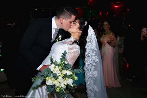Beijos dos Noivos após a cerimônia de casamento no espaço VIP eventos em Jaguariúna interior de São Paulo - Tarik Dhiego Fotografia'