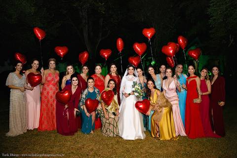Retrato da Noiva com as Madrinhas após a cerimônia de casamento no espaço VIP eventos em Jaguariúna interior de São Paulo - Tarik Dhiego Fotografia'