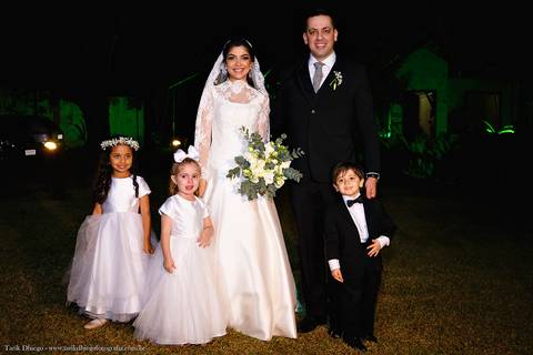 Retrato dos Noivos com as daminhas e o pajen após a cerimônia de casamento no espaço VIP eventos em Jaguariúna interior de São Paulo - Tarik Dhiego Fotografia'