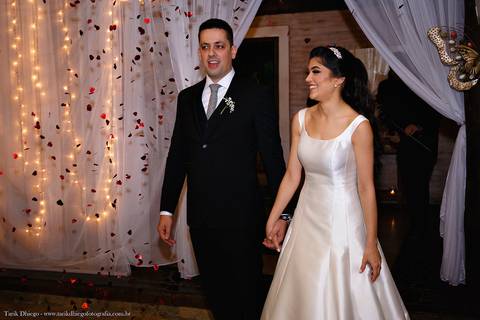 Entrada dos Noivos no salão de festa  após a cerimônia de casamento no espaço VIP eventos em Jaguariúna interior de São Paulo - Tarik Dhiego Fotografia'