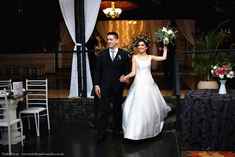 Entrada dos Noivos no salão de festa após a cerimônia de casamento no espaço VIP eventos em Jaguariúna interior de São Paulo - Tarik Dhiego Fotografia'