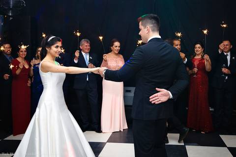 Dança dos Noivos  após a cerimônia de casamento no espaço VIP eventos em Jaguariúna interior de São Paulo - Tarik Dhiego Fotografia'