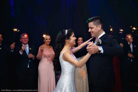 Valsa dos Noivos após a cerimônia de casamento no espaço VIP eventos em Jaguariúna interior de São Paulo - Tarik Dhiego Fotografia'