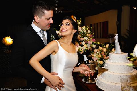 Corte do Bolo dos Noivos após a cerimônia de casamento no espaço VIP eventos em Jaguariúna interior de São Paulo - Tarik Dhiego Fotografia'